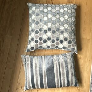 Set of 2 throw pillows. Like brand new.